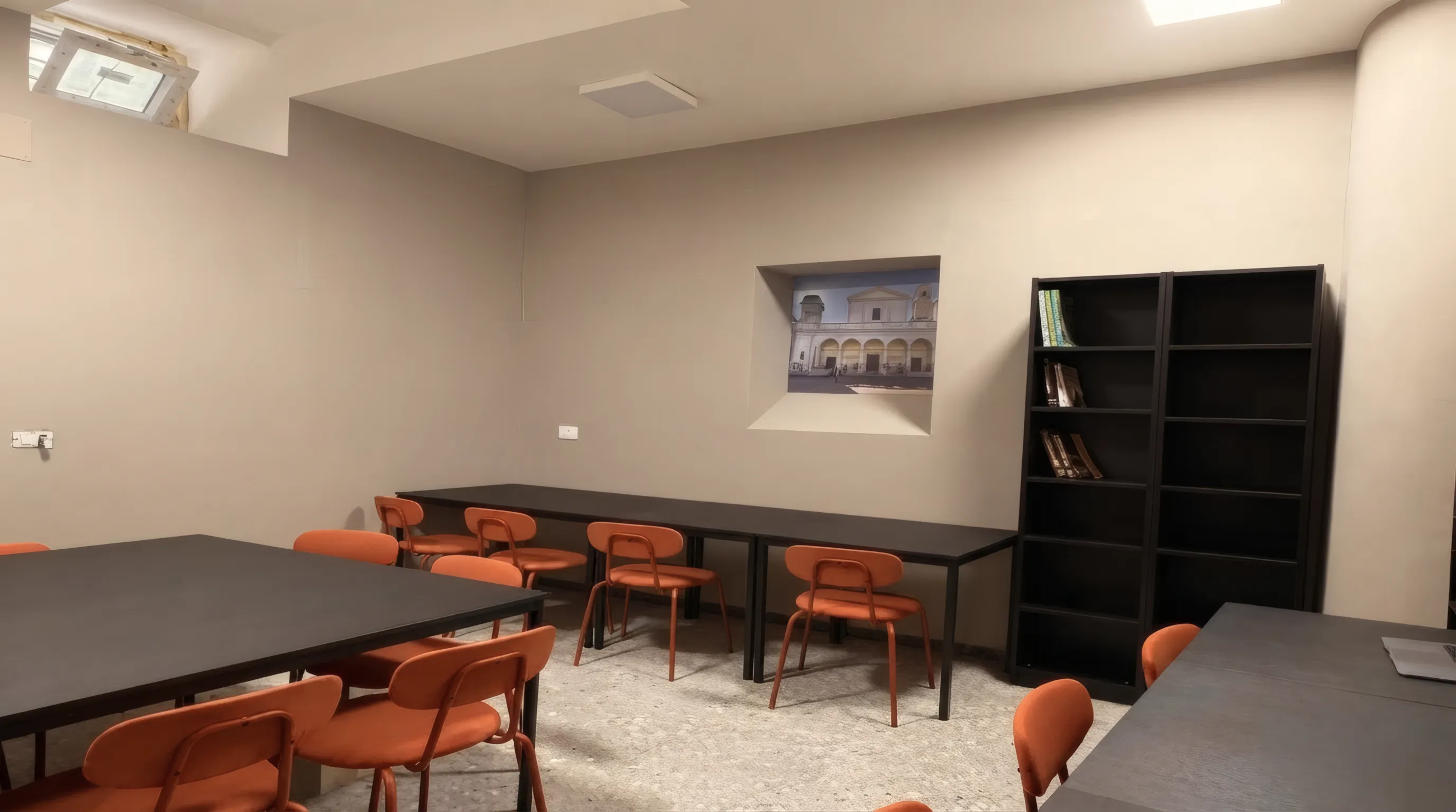 Sala studio con tavoli e librerie