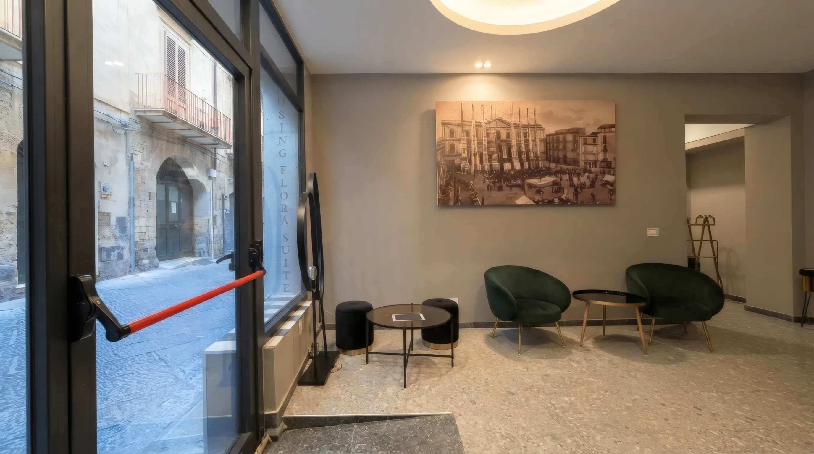 Salotto d'ingresso con vetrata su strada