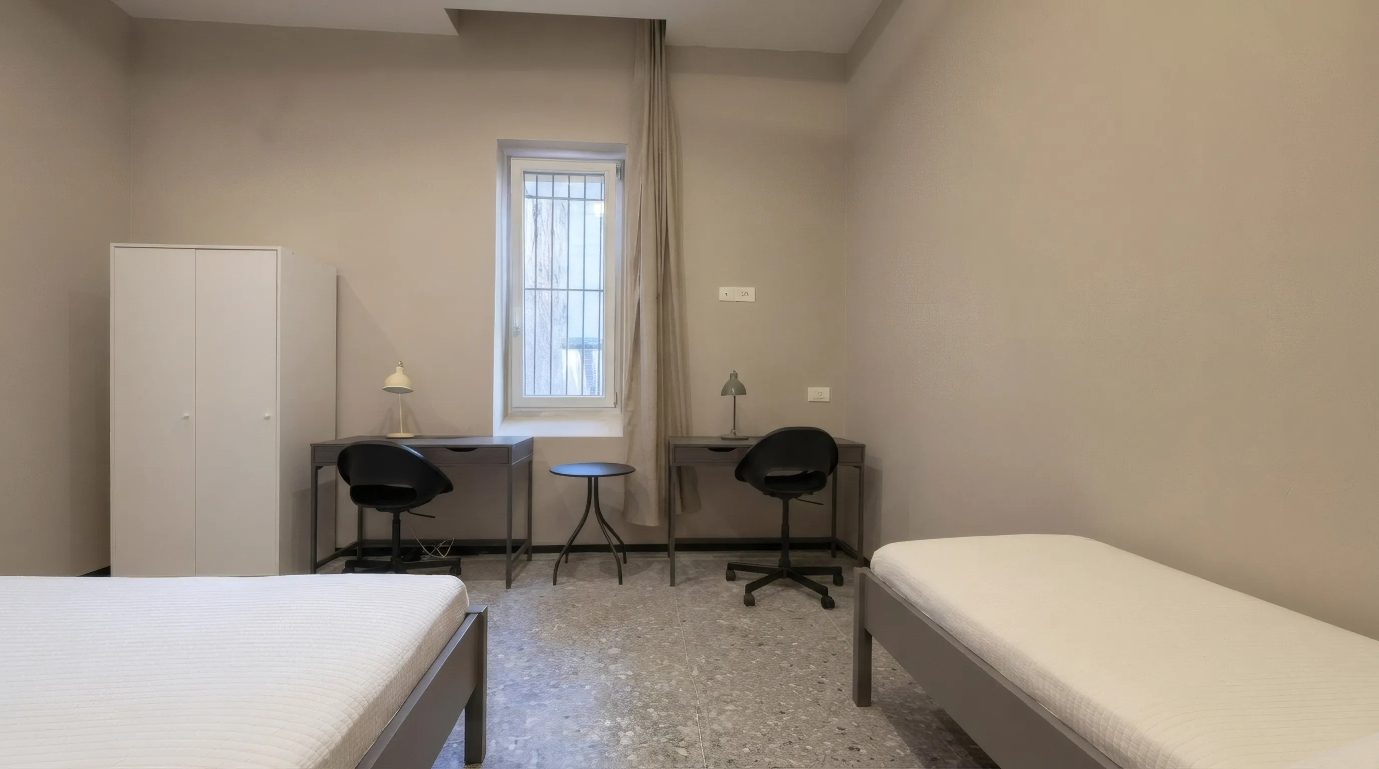 Camera doppia con scrivanie e letti singoli
