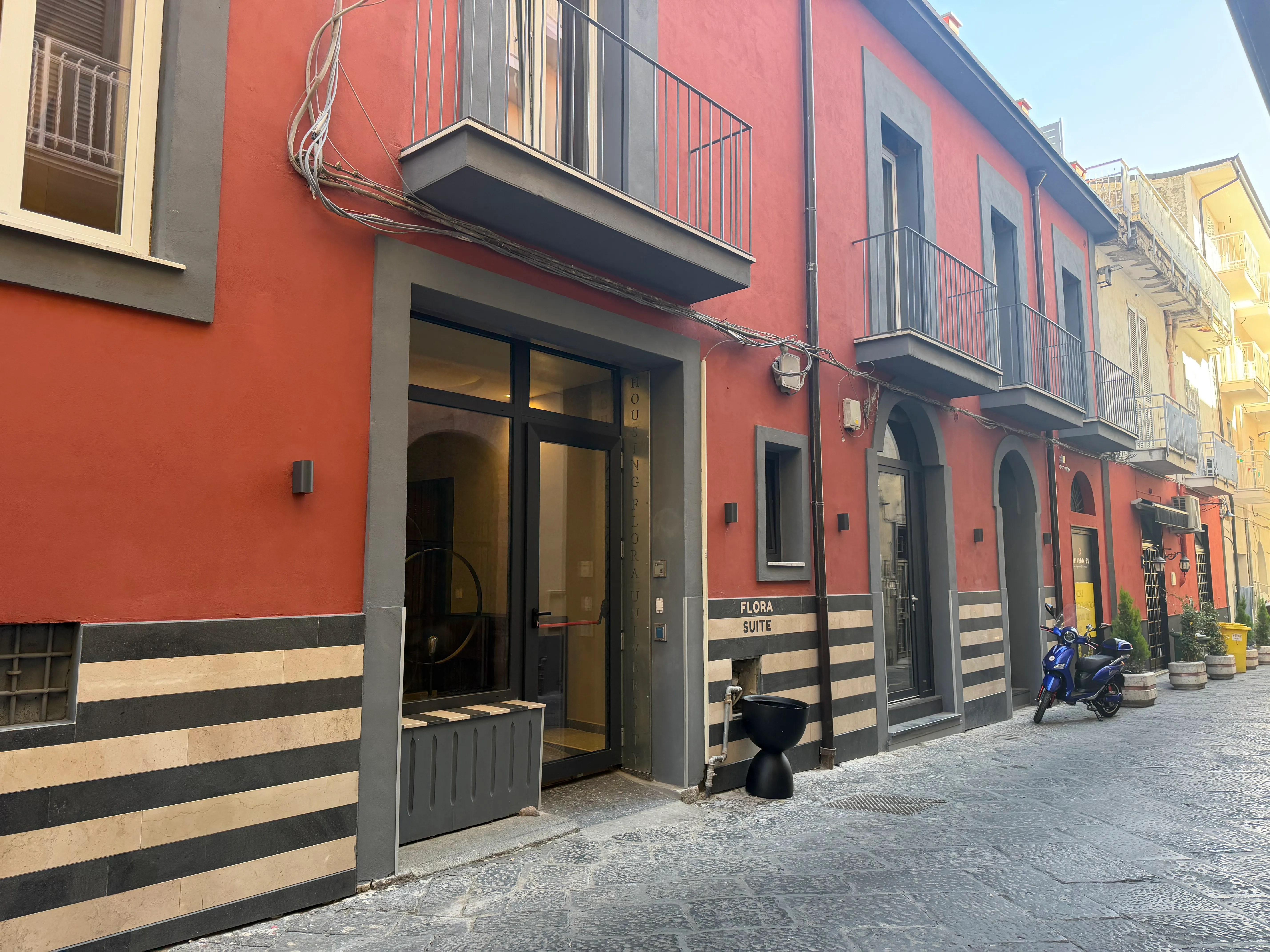 Via Flora a Nola, con l'ingresso della residenza Housing Flora Suite