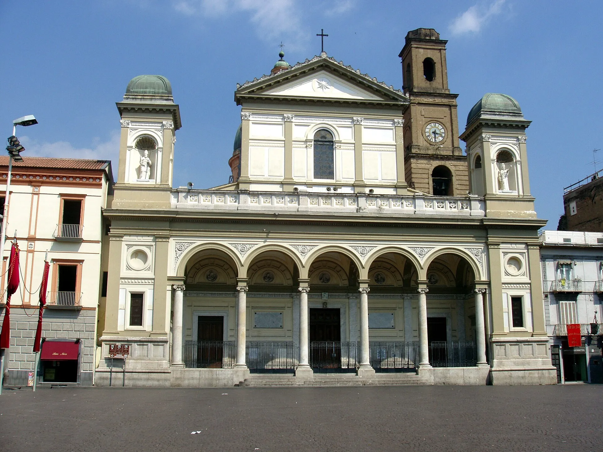 Piazza Duomo a Nola, con il Duomo sullo sfondo